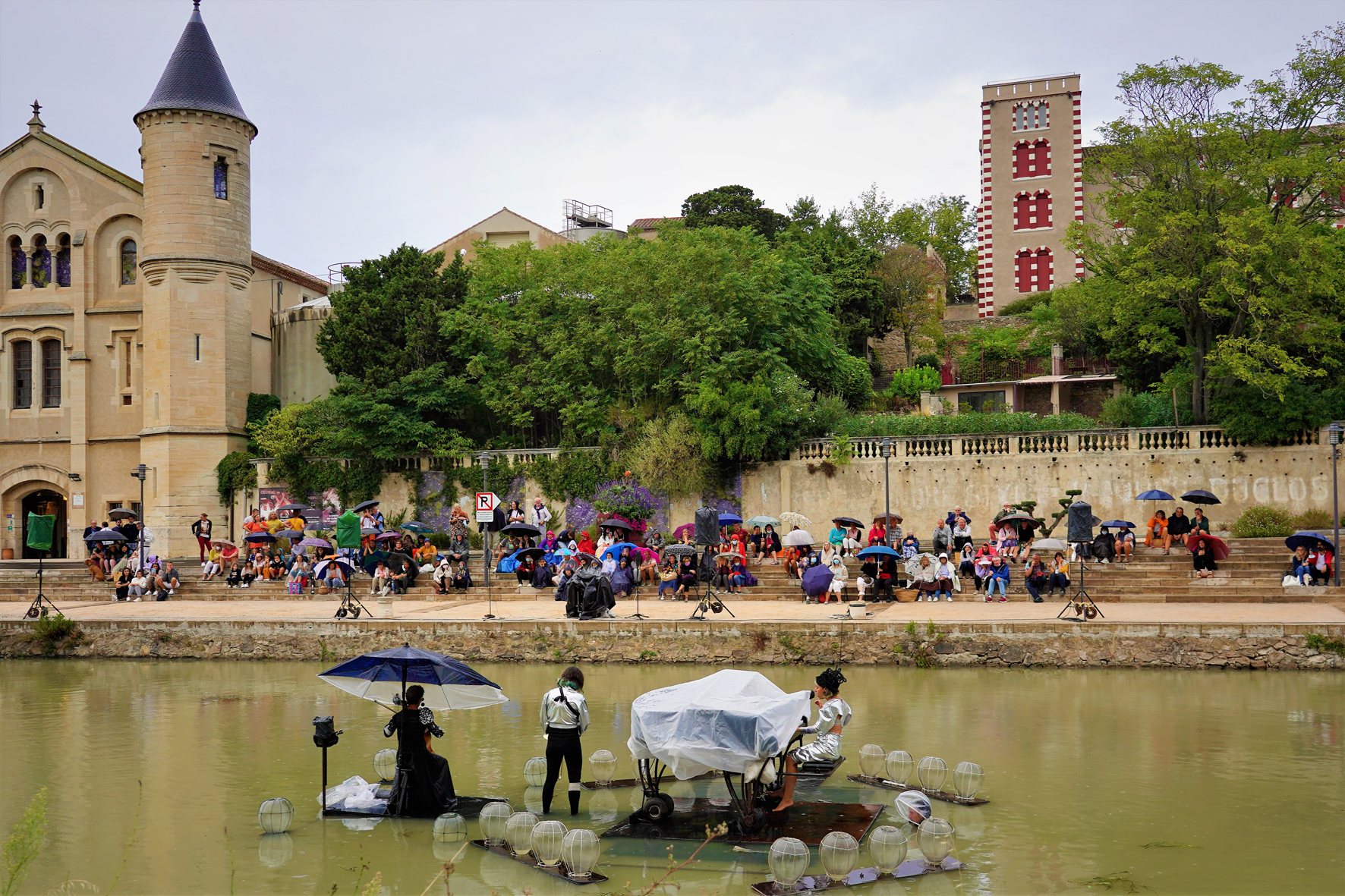 El canal du Midi, escenario efímero de un espectáculo mágico: conozca un concierto flotante inédito «Deux systèmes solaires» (Dos sistemas solares)