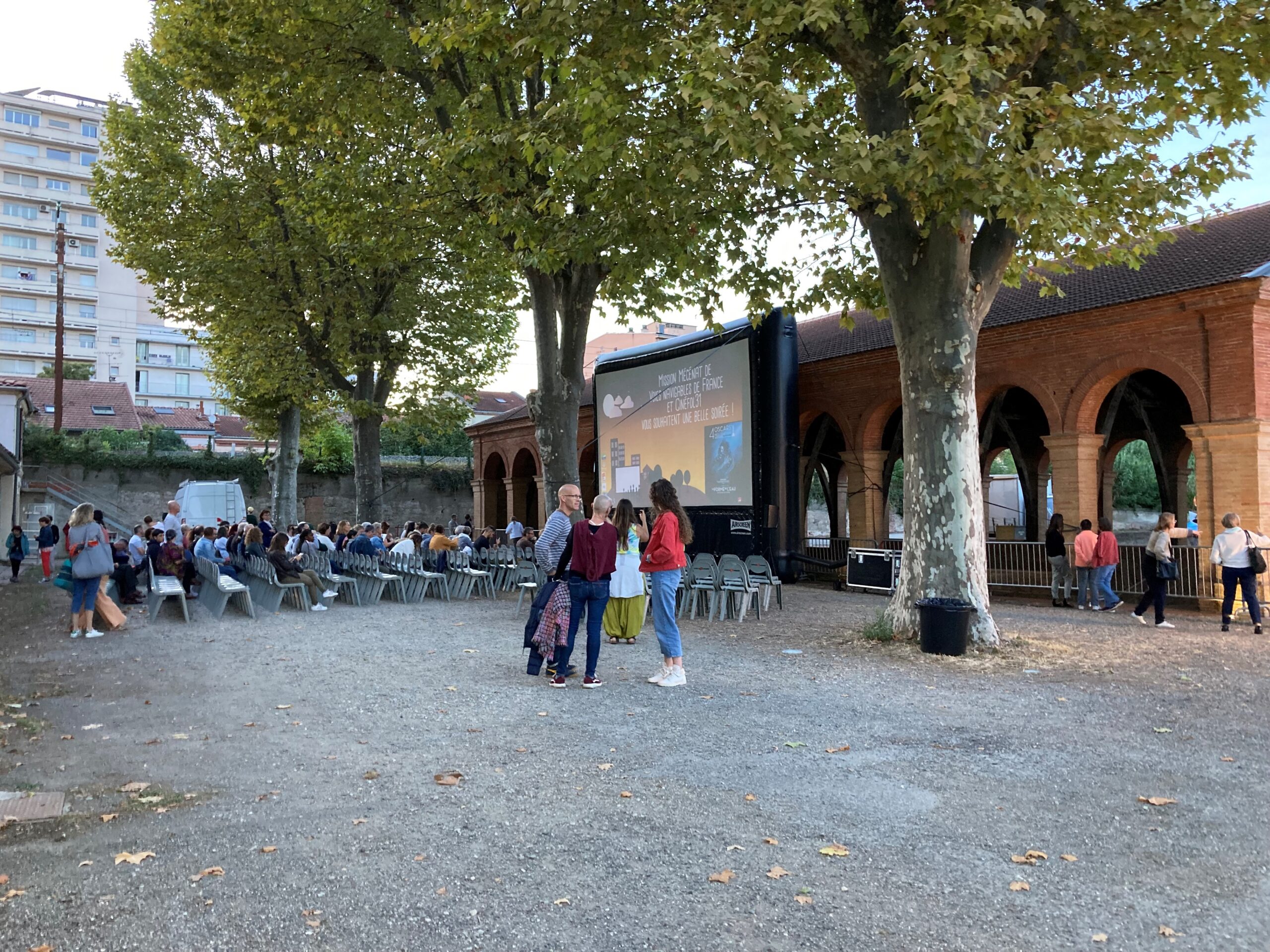 Un momento de poesía en la Cale de Radoub para concluir las proyecciones de cine al aire libre